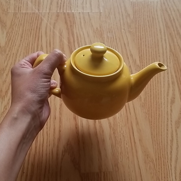 Small yellow ceramic teapot - Picture 5 of 6